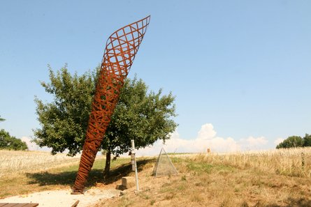 Eine Skulptur markiert den Mittelpunkt Oberfrankens