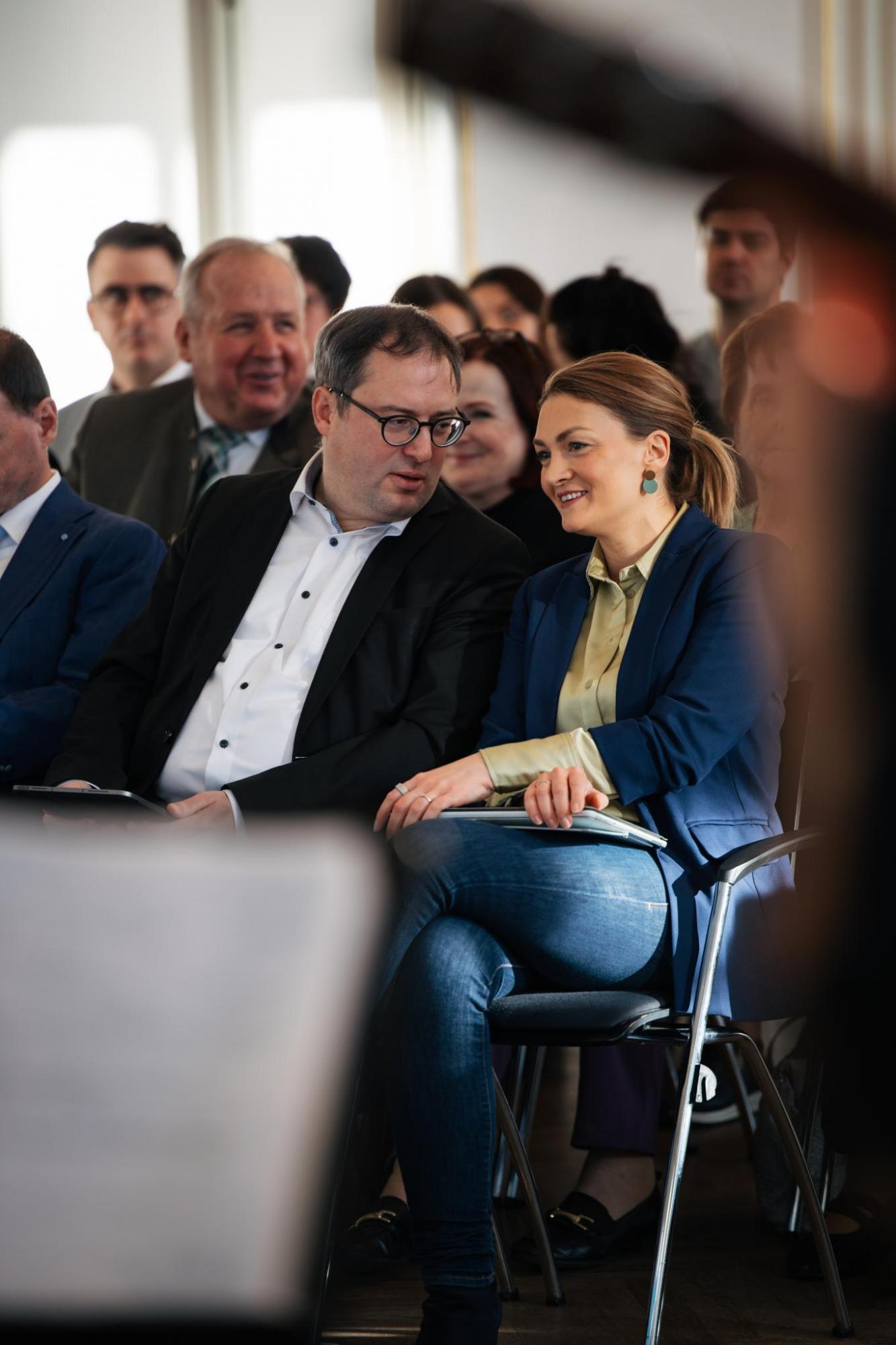 Ministerin Gerlach Regierungspräsident Luderschmidt und im Hintergrund zweiter Bürgermaister von Kasendorf Amschler