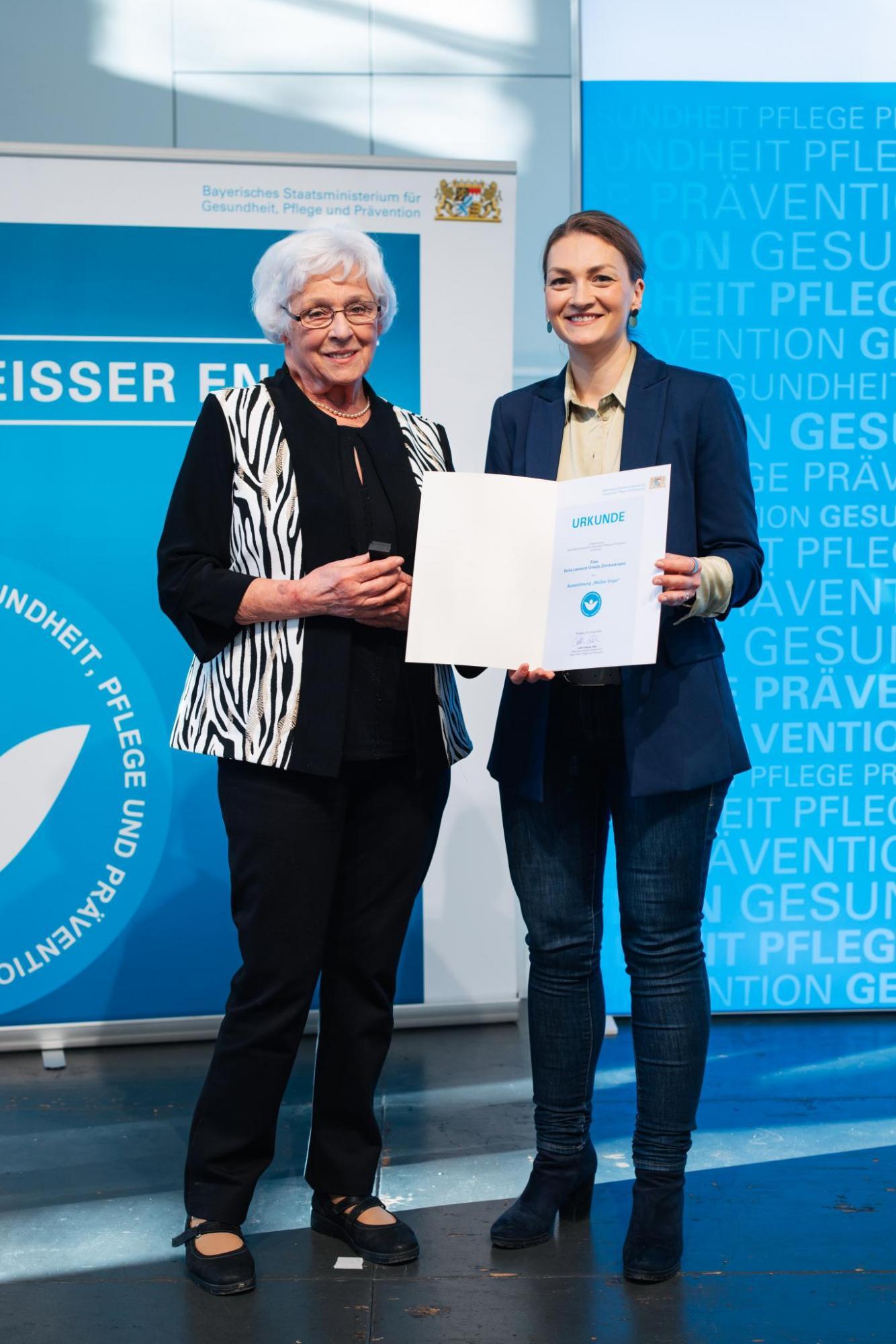 Die Preisträgerin Frau Zimmermann mit Mininsterin Gerlach